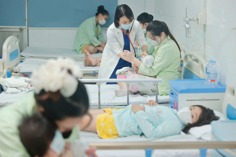 Bác sỹ Khoa Nhi, Bệnh viện Thanh Nhàn điều trị cho bệnh nhi mắc COVID-19. (Ảnh: Minh Quyết/TTXVN) 