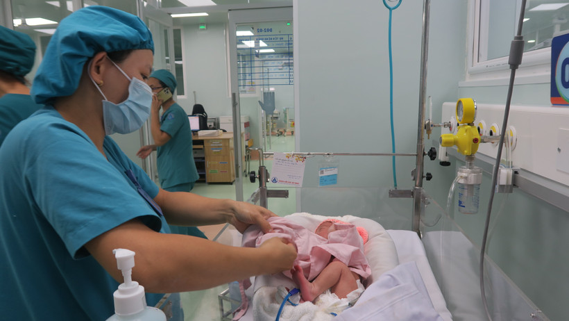 Chăm sóc sức khỏe cho trẻ sơ sinh. (Ảnh: TTXVN/Vietnam+)