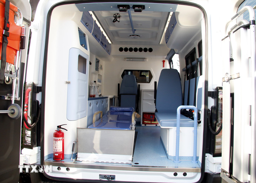Bên trong xe cứu thương được trang bị thiết bị y tế hiện đại. (Ảnh: TTXVN)