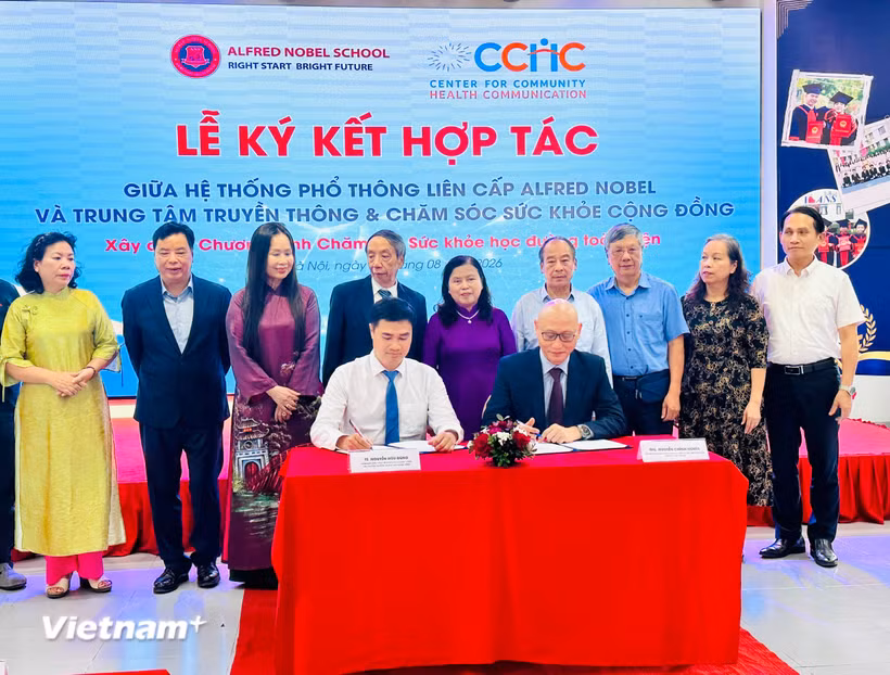 Hai bên ký kết Biên bản ghi nhớ hợp tác xây dựng Chương trình chăm sóc sức khỏe học đường toàn diện. (Ảnh: PV/Vietnam+)