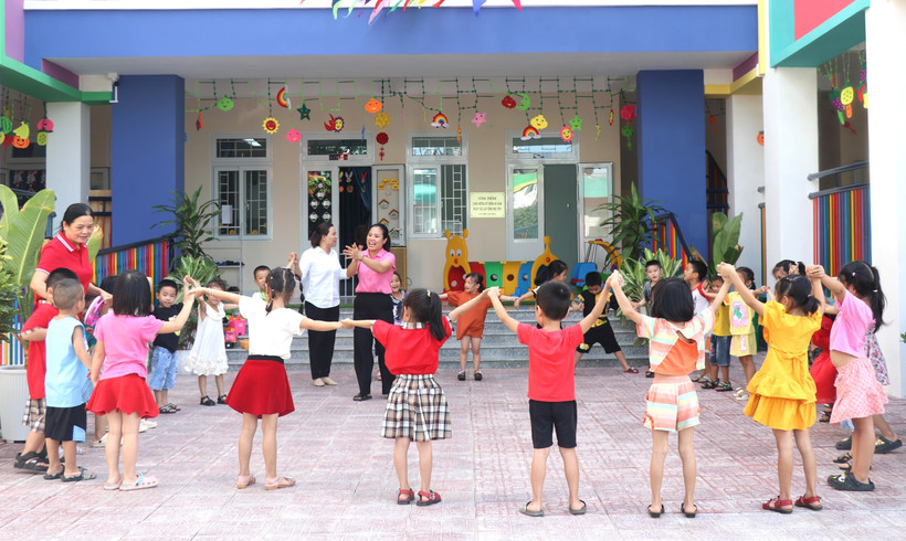 Chăm sóc trẻ em tại một trường mầm non công lập. (Ảnh: PV/Vietnam+)