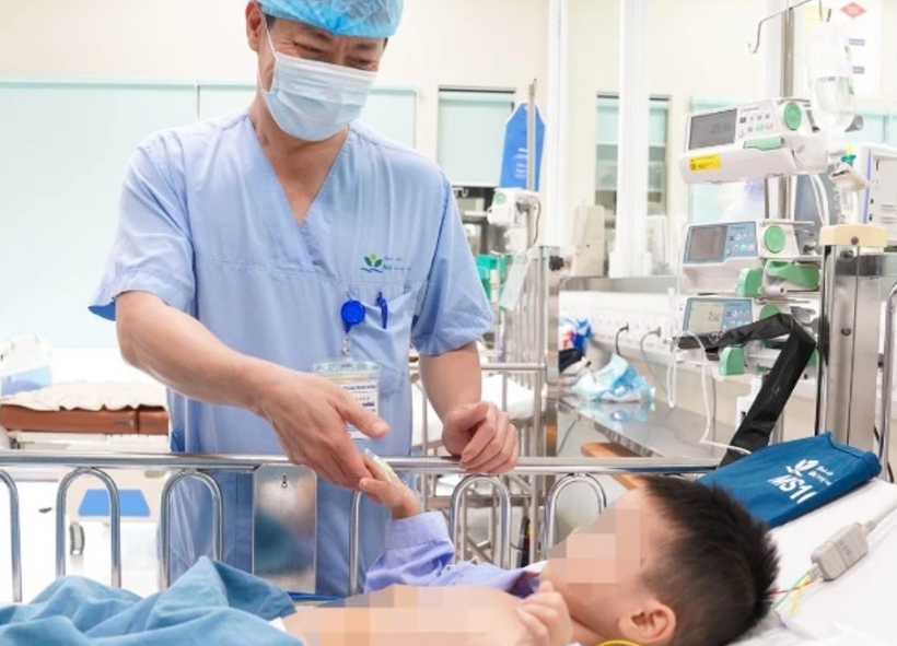 Bé trai đã hồi phục và được ra viện sau 13 ngày điều trị tại bệnh viện. (Ảnh: BVCC0