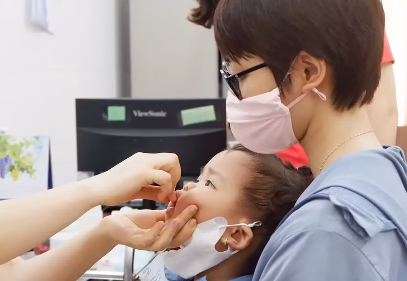 Nhân viên y tế cho trẻ uống Vitamin A. (Ảnh: PV/Vietnam+)
