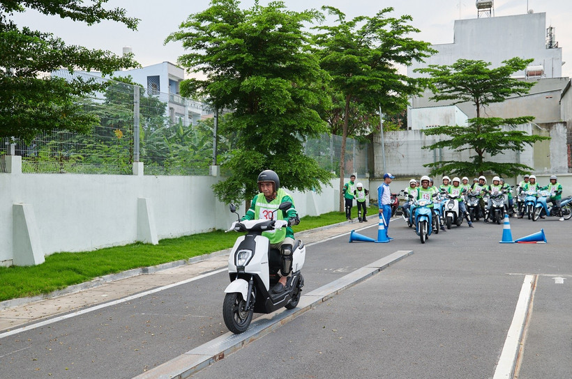 Tài xế chạy xe công nghệ được đào tạo về kiến thức và kỹ năng lái xe an toàn. (Ảnh: PV/Vietnam+)