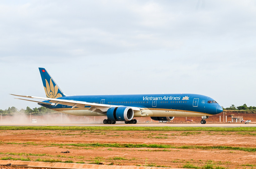 Chuyến bay hàng không dân dụng đầu tiên do Vietnam Airlines thực hiện đã hạ cánh thành công xuống Sân bay Long Thành. (Ảnh: PV/Vietnam+)