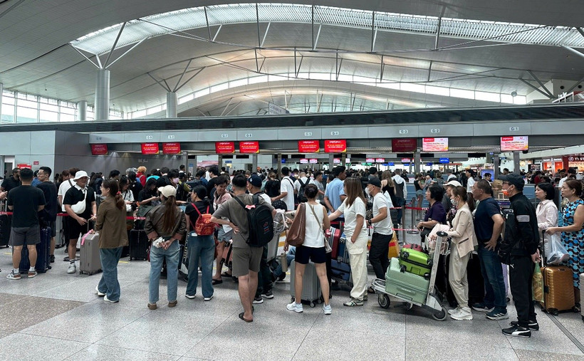 Sân bay Tân Sơn Nhất đón khoảng 122.000 khách mỗi ngày dịp cao điểm 30/4. (Ảnh: PV/Vietnam+)