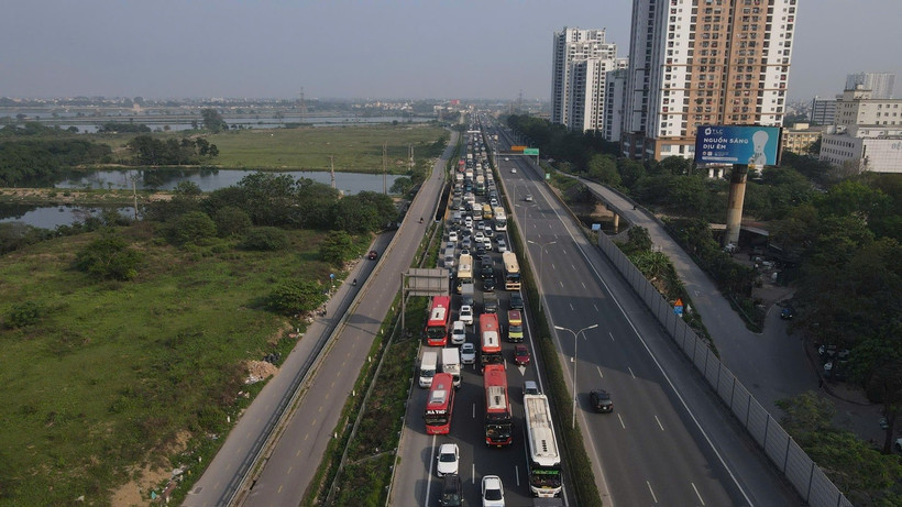 Phương tiện nối đuôi nhau xếp hàng dài trên tuyến cao tốc Pháp Vân-Cầu Giẽ trở lại Thủ đô. (Ảnh: PV/Vietnam+)