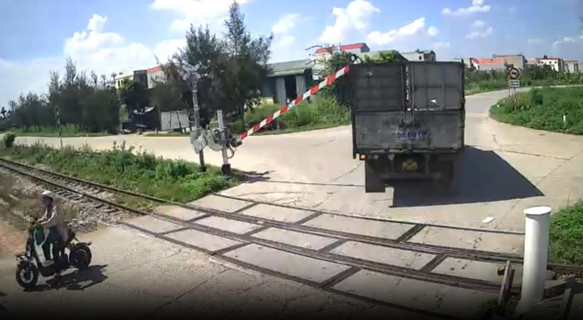Lái xe ôtô đã không chấp hành tín hiệu chuông, đèn và biển “Dừng lại quan sát tàu hỏa khi qua đường sắt" đã đâm gãy cần chắn tự động đường sắt. (Ảnh chụp từ clip của VNR)