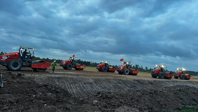 Các nhà thầu huy động máy móc thi công nền đường tại Dự án thành phần cao tốc đoạn Hậu Giang-Cà Mau. (Ảnh: Việt Hùng/Vietnam+)