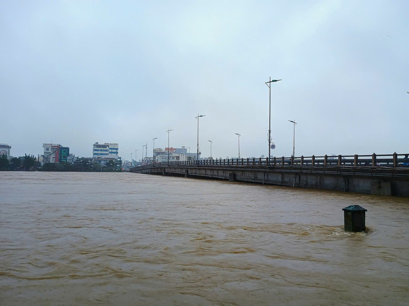 Nước lũ chạm dầm cầu Châu Ổ trên Quốc lộ 1 tại tỉnh Quảng Ngãi, lực lượng chức năng đã tiến hành cấm xe đi qua cầu. (Ảnh: PV/Vietnam+)