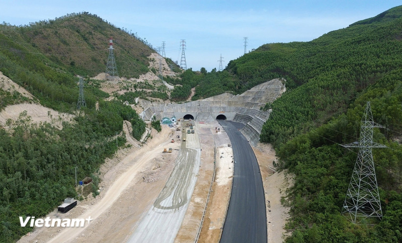 Một hầm đường bộ tại Dự án cao tốc Bắc-Nam đang được thi công, hoàn thiện. (Ảnh: Quốc Khánh/Vietnam+)