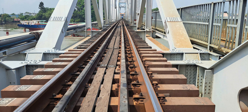 Hiện trường sà lan va phải cầu Ghềnh tại tỉnh Đồng Nai. (Ảnh: VNR cung cấp)