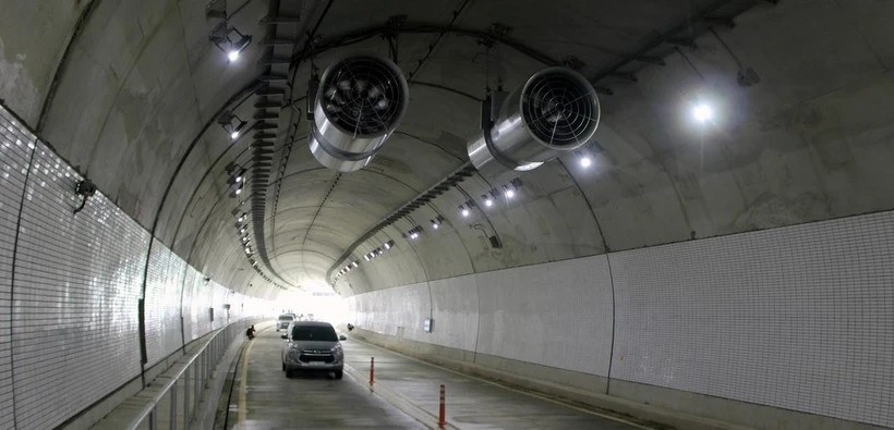 Bên trong hầm đường bộ Cù Mông. (Ảnh: Xuân Triệu/TTXVN) 