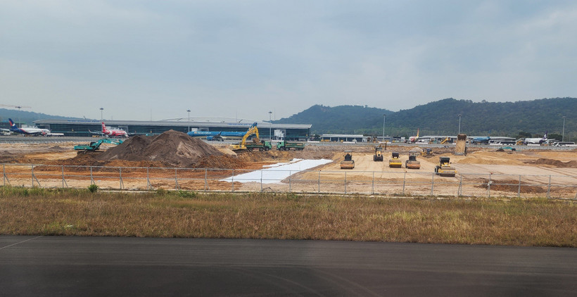 Chủ đầu tư và nhà thầu tăng tốc thi công Dự án đầu tư mở rộng Cảng Hàng không quốc tế Phú Quốc. (Ảnh: Việt Hùng/Vietnam+)