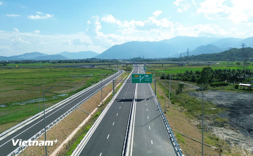 Một đoạn tuyến cao tốc Bắc-Nam có quy mô phân kỳ đầu tư 4 làn xe. (Ảnh: Việt Hùng/Vietnam+)