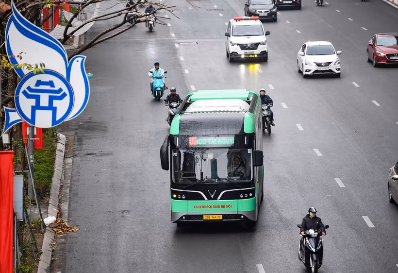 Tuyến buýt điện số 05 (Mai Động-Đại học Tài nguyên và Môi trường Hà Nội) do Transerco đưa vào vận hành, khai thác. (Ảnh: PV/Vietnam+)