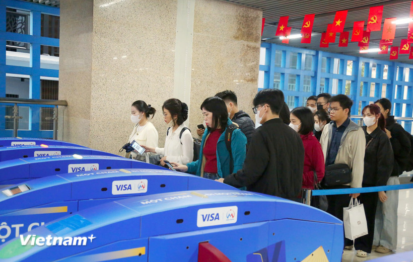 Hà Nội Metro chính thức áp dụng hệ thống kiểm soát vé tự động mới trên tuyến Cát Linh-Hà Đông. (Ảnh: Việt Hùng/Vietnam+)