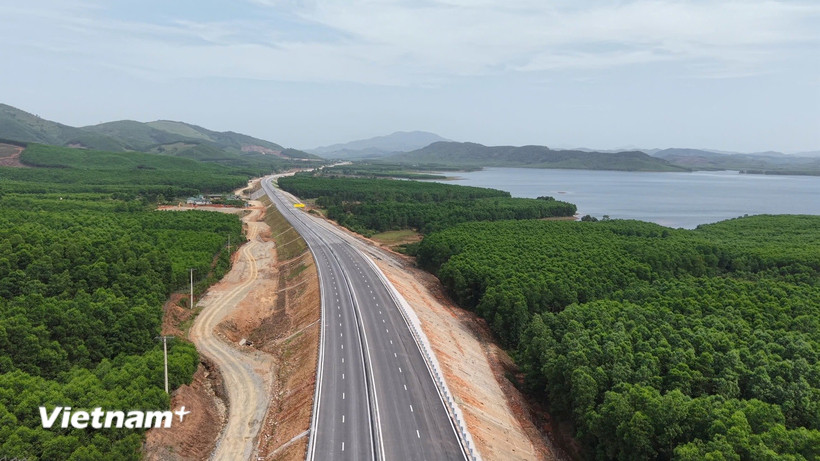 Gói thầu số 12-XL thuộc dự án thành phần đoạn Hàm Nghi-Vũng Áng đã hoàn thành và đủ điều kiện thông xe. (Ảnh: PV/Vietnam+)