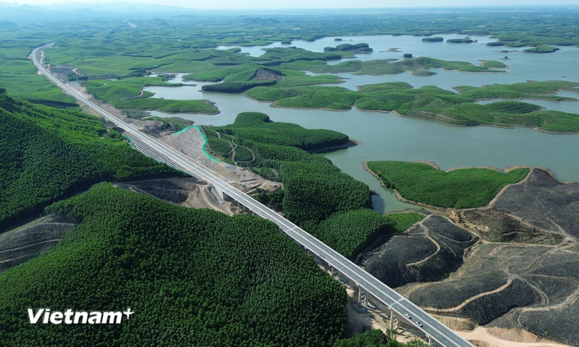 Hơn 220km Dự án thành phần cao tốc Bắc-Nam được thông tuyến dịp 19/8. (Ảnh: Quốc Khánh/Vietnam+)