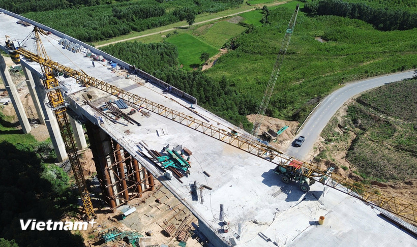 Nhà thầu thi công một hạng mục cầu bắc qua thung lũng tại một đoạn tuyến của Dự án cao tốc Bắc-Nam phía Đông. (Ảnh: Quốc Khánh/Vietnam+)