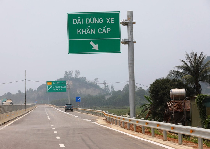 Các hệ thống biển báo dọc tuyến đường cao tốc đã được đưa vào vận hành, khai thác. (Ảnh: Việt Hùng/Vietnam+)