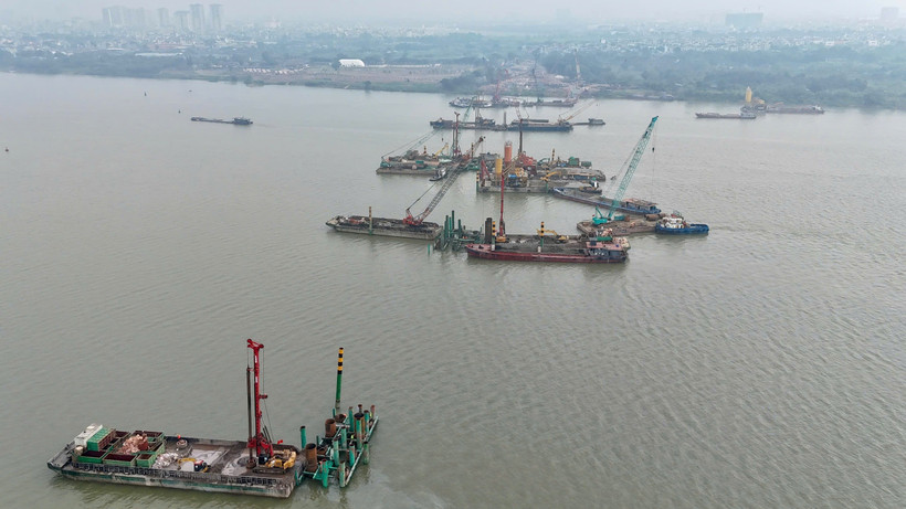 Chủ đầu tư và nhà thầu thi công xuyên Tết dự án cầu Trần Hưng Đạo, quyết tâm “cán đích” giữa năm 2027. (Ảnh: PV/Vietnam+)
