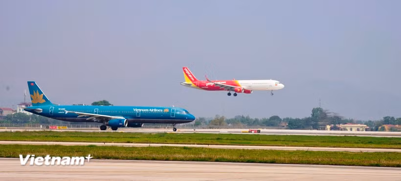 Máy bay của các hãng hàng không cất, hạ cánh tại một sân bay nước ta. (Ảnh: Việt Hùng/Vietnam+)