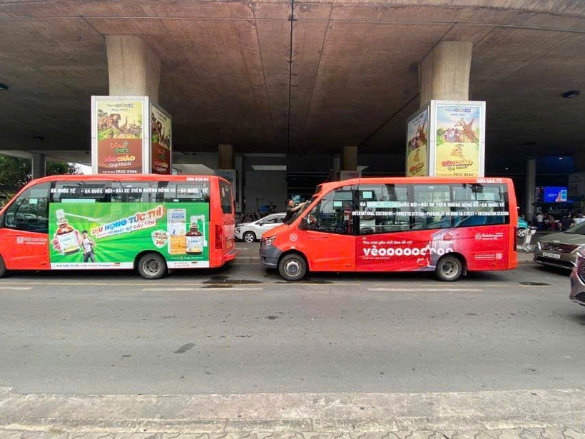 Cảng Hàng không Quốc tế Tân Sơn Nhất bố trí xe trung chuyển để giải tỏa hành khách trong dịp cao điểm Tết Nguyên đán Ất Tỵ 2025. (Ảnh: PV/Vietnam+)