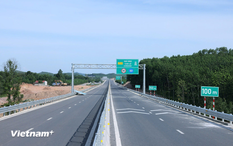 Dự án đường cao tốc Vạn Ninh-Cam Lộ sẽ được thông tuyến vào dịp 19/8 tới. (Ảnh: Quốc Khánh/Vietnam+)