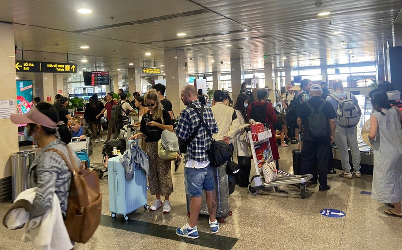 Hành khách chờ lấy hành lý ký gửi tại Cảng hàng không Quốc tế Tân Sơn Nhất. (Ảnh: PV/Vietnam+)