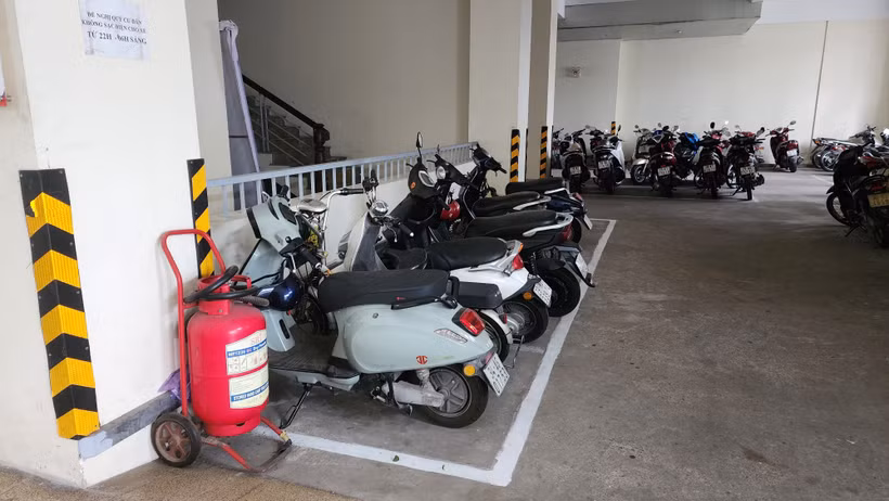 Khu vực bố trí sạc dành cho xe máy điện tại một chung cư ở Hà Nội. (Ảnh: Việt Hùng/Vietnam+)