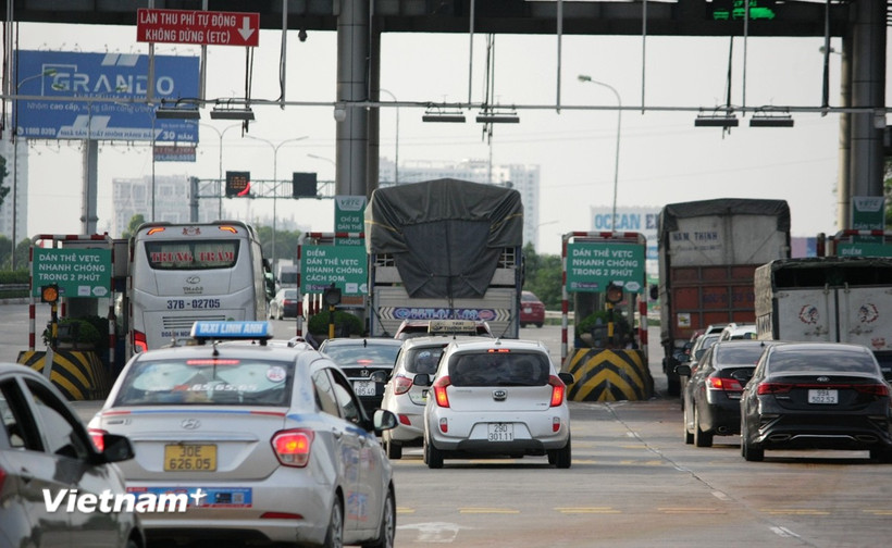 Phương tiện lưu thông qua trạm thu phí trên tuyến đường cao tốc Pháp Vân-Cầu Giẽ. (Ảnh: Việt Hùng/Vietnam+)