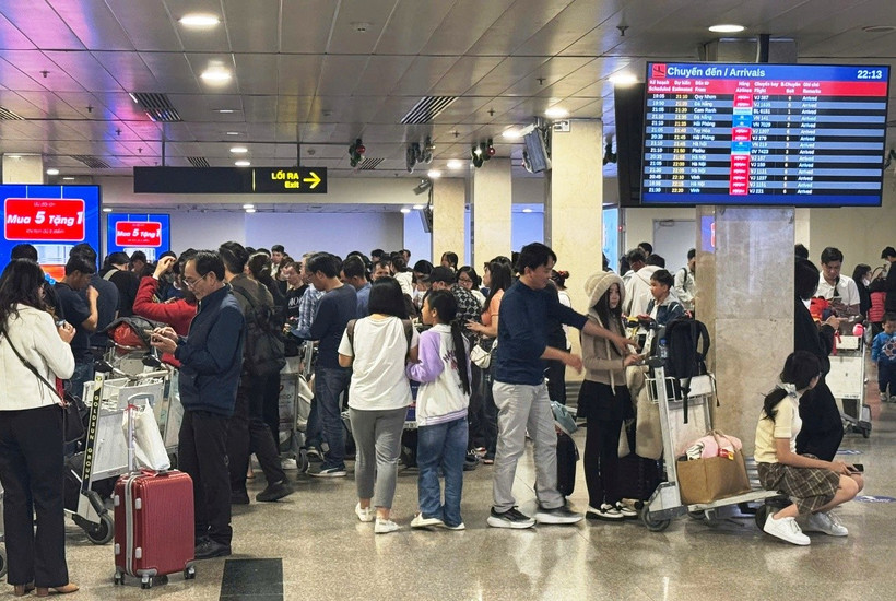 Hành khách làm thủ tục chuyến bay tại Cảng hàng không Quốc tế Tân Sơn Nhất. (Ảnh: PV/Vietnam+)