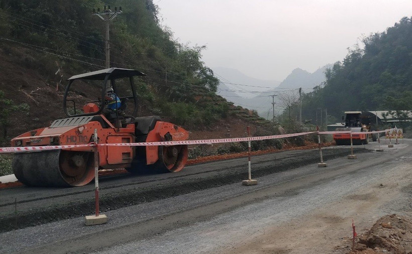 Nhà thầu thi công một tuyến đường quốc lộ tại khu vực miền núi phía Bắc. (Ảnh: Việt Hùng/Vietnam+)