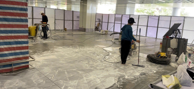 Nhà thầu huy động nhân lực và máy móc để hoàn thiện nền đá của Nhà ga T3-Tân Sơn Nhất. (Ảnh: PV/Vietnam+)