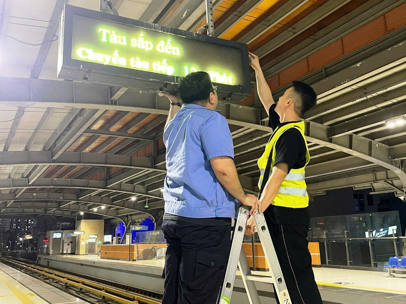 Đơn vị bảo trì đã tạm thời điều chỉnh, khắc phục lỗi để đảm bảo hành khách có thể theo dõi giờ đến và đi của tàu tại cả 12 nhà ga tuyến đường sắt đô thị Cát Linh-Hà Đông. (Ảnh: PV/Vietnam+)