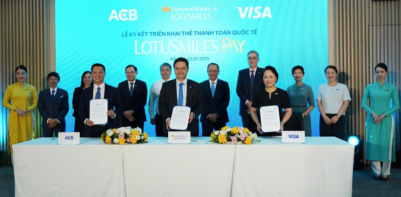 Vietnam Airlines hợp tác cùng ACB và Visa ra mắt thẻ hội viên tích hợp thanh toán Lotusmiles Pay. (Ảnh: PV/Vietnam+)