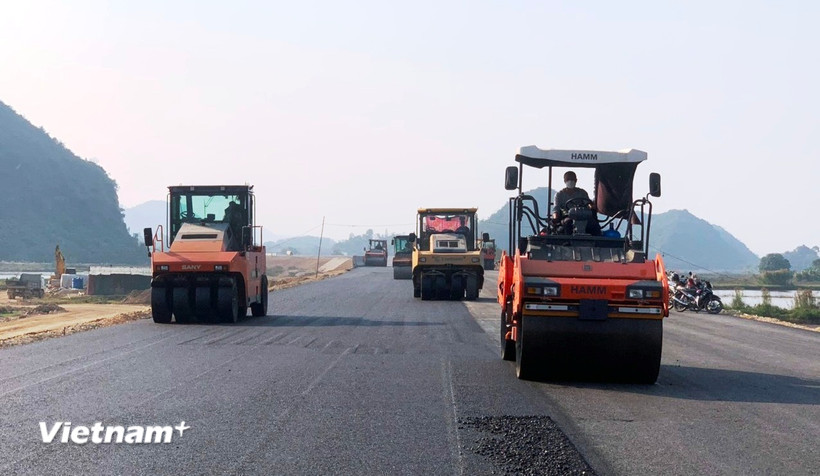 Nhà thầu thi công thảm nhựa mặt đường một dự án thành phần cao tốc. (Ảnh: Việt Hùng/Vietnam+)