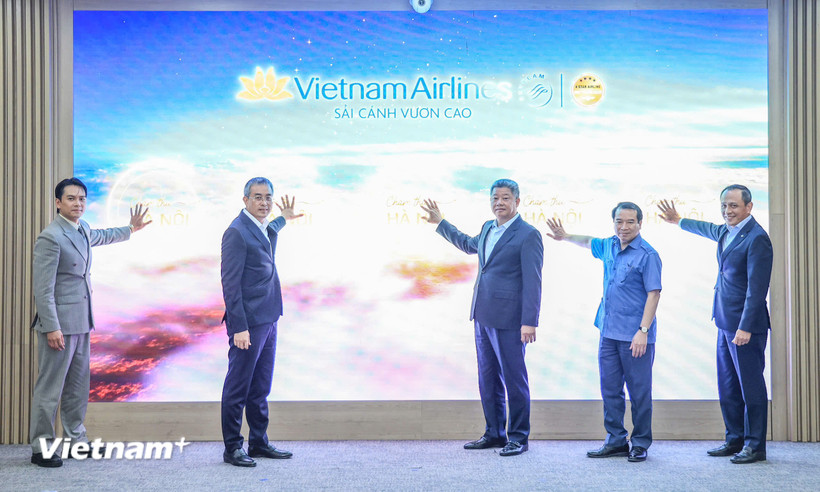 Các đại biểu thực hiện nghi thức khởi động chiến dịch “Chạm Thu Hà Nội”. (Ảnh: Việt Hùng/Vietnam+)