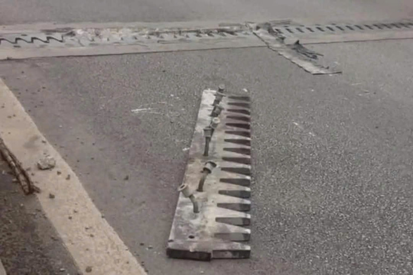 Một vị trí khe co giãn trên cao tốc bị bong bật và gây mất an toàn giao thông cho chủ phương tiện lưu thông. 