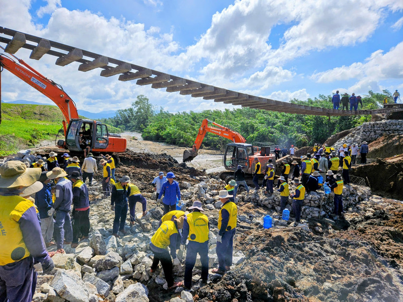 Công nhân, người lao động Tổng công ty Đường sắt Việt Nam nỗ lực khắc phục sự cố hạ tầng do tác động của mưa lũ. (Ảnh: VNR cung cấp)