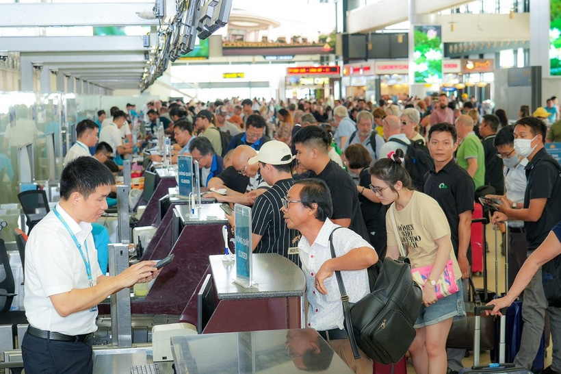 Hành khách làm thủ tục đi máy bay tại Cảng hàng không Quốc tế Nội Bài. (Ảnh: PV/Vietnam+)