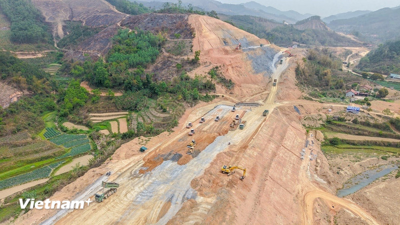 Nhà thầu thi công tại một dự án đường bộ cao tốc. (Ảnh: Việt Hùng/Vietnam+)
