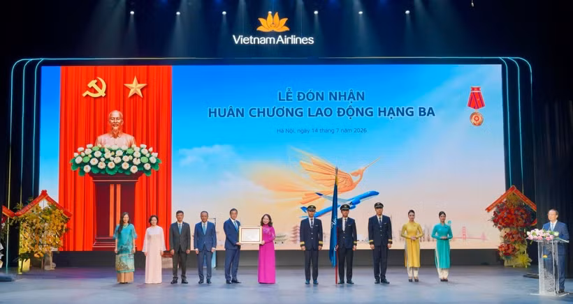 Phó Chủ tịch nước Võ Thị Ánh Xuân trao Huân chương Lao động hạng Ba cho Vietnam Airlines. (Ảnh: PV/Vietnam+)