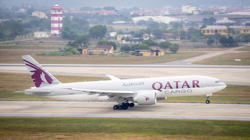 Máy bay của Hãng hàng không Qatar Airways tại Sân bay quốc tế Nội Bài. (Ảnh: Phan Công/Vietnam+)