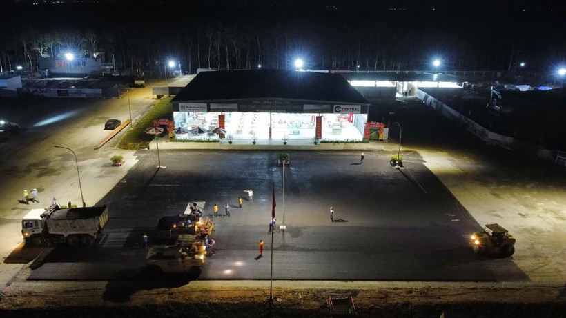 Nhà đầu tư thi công ngày, đêm để đưa trạm dừng nghỉ tạm phục vụ nhu cầu của người dân tham gia dọc tuyến cao tốc Bắc-Nam