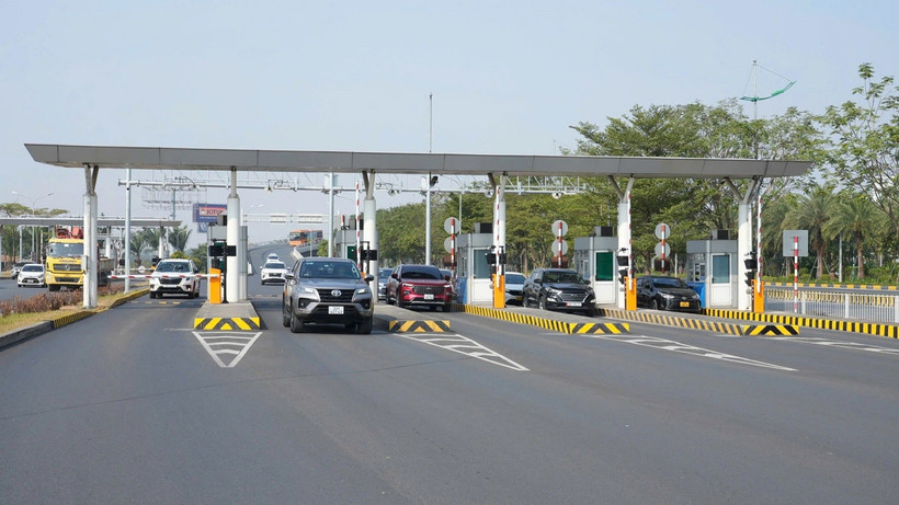 Cảng Hàng không Quốc tế Nội Bài chính thức thu phí không dừng tất cả các làn ôtô ra, vào. (Ảnh: PV/Vietnam+)