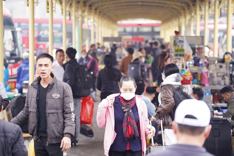 Bến xe Giáp Bát đông đúc người dân đón xe khách để về quê nghỉ Tết. (Ảnh: Hoài Nam/Vietnam+)