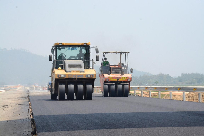 Hàng loạt các công trường thi công cả ngày lẫn đêm trong dịp Tết Nguyên đán Ất Tỵ 2025. (Ảnh: Việt Hùng/Vietnam+)