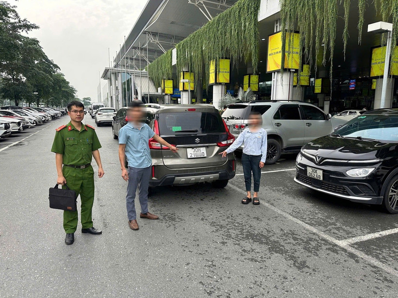 Dựng lại hiện trường hai đối tượng “cò mồi” lừa đảo nam hành khách quốc tế tại Sân bay Nội Bài. (Ảnh: PV/Vietnam+)